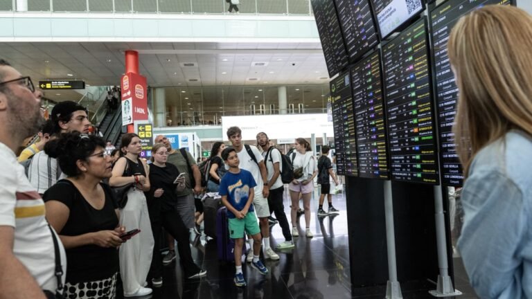 Confira quais empresas de aviação estão cancelando voos hoje devido à saída da Microsoft.