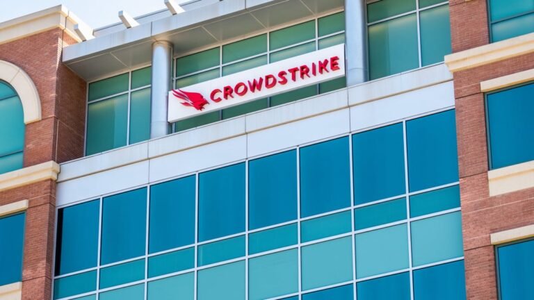 Podemos consultar três especialistas para discutir como um erro da CrowdStrike teve um impacto global.