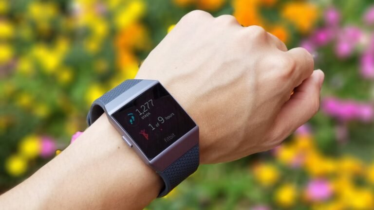 Fitbit está realizando o recall de mais de 1 milhão de smartwatches devido ao risco de queimaduras.