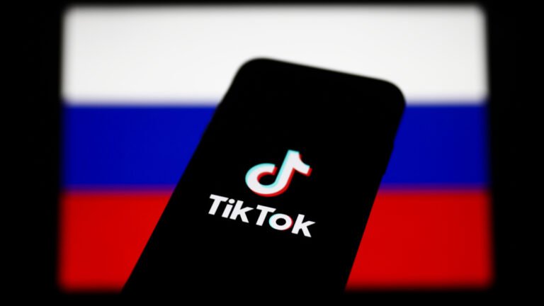 TikTok interrompe transmissões ao vivo na Rússia e finalmente introduz identificações para mídias estatais.