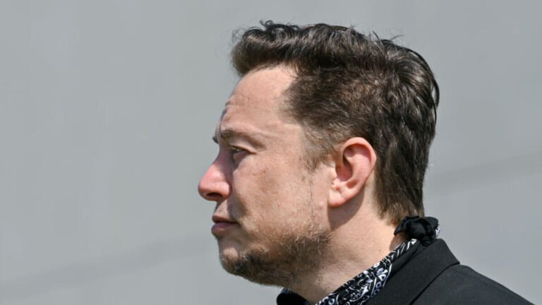 Elon Musk afirmou que está considerando a ideia de criar sua própria plataforma semelhante ao Twitter.